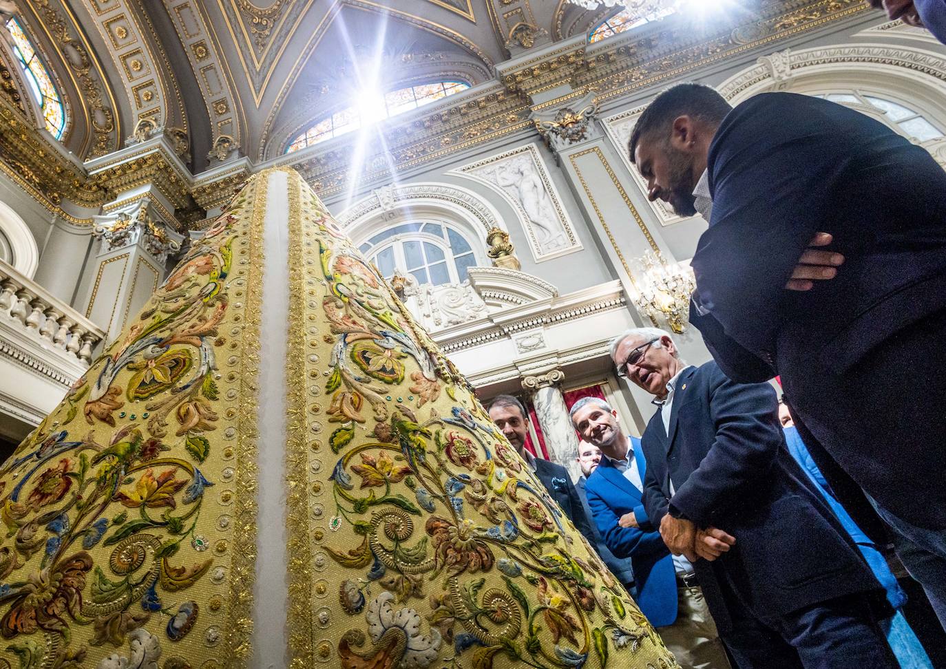 Así es el manto, al detalle, que llevará la imagen peregrina de la Mare de Déu en el Centenario de la Coronación