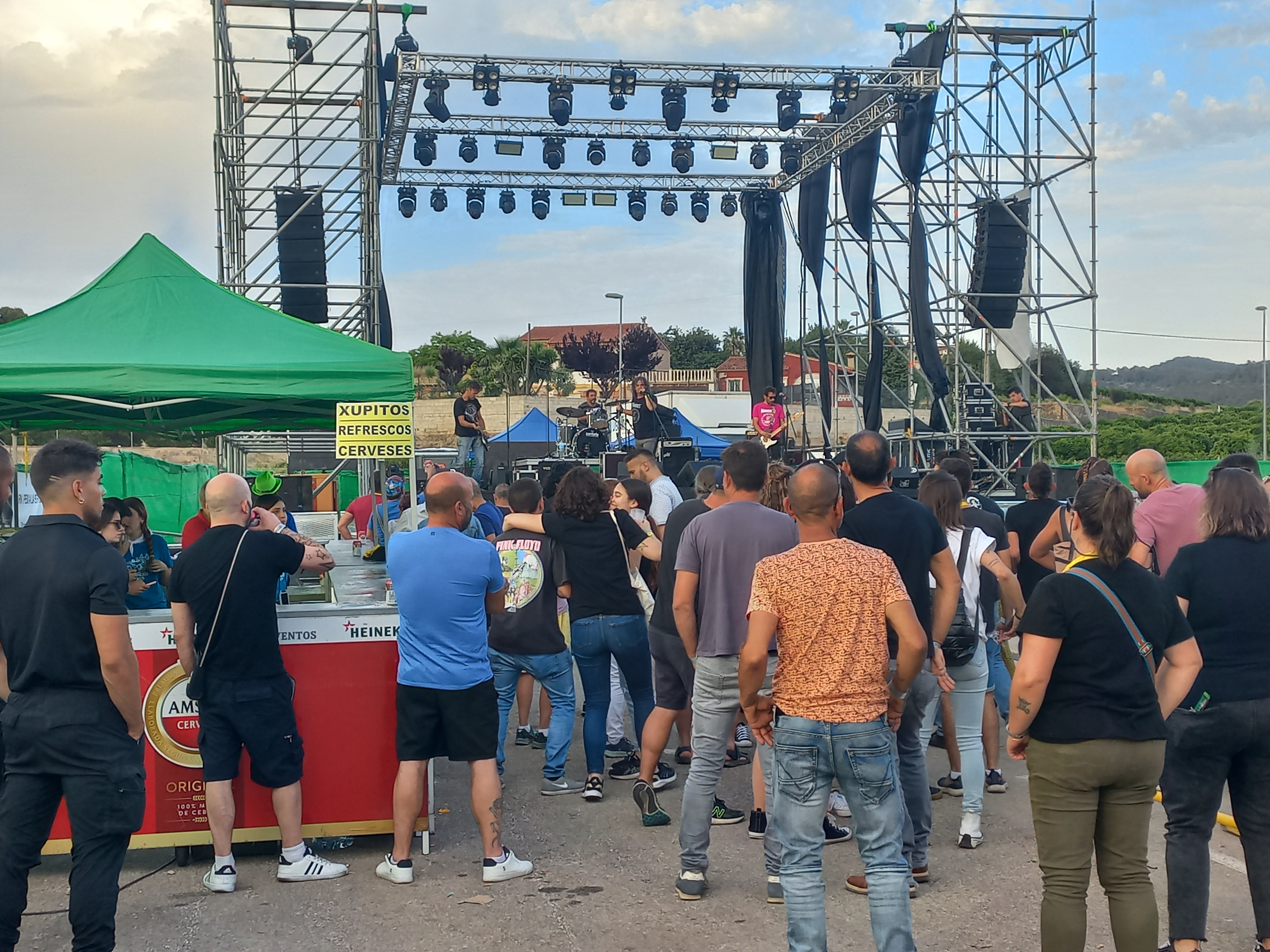 Un grupo de asistentes a un concierto en uno de los escenarios del Festillop.