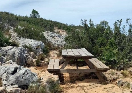 Imagen secundaria 1 - La ruta ofrece algunos lugares en los que parar a descansar.