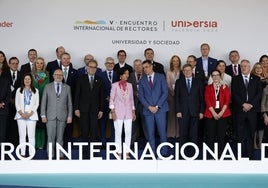 Foto de familia del V Encuentro. En el centro Ana Botín y Pedro Sánchez.