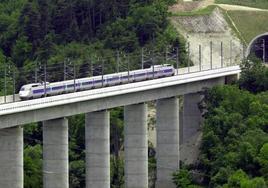 Un tren cruza un puente en Europa.