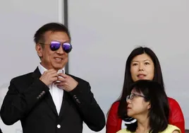 Peter Lim, junto a su mujer y la presidenta del Valencia, Layhoon Chan, en el palco del estadio del Almería.