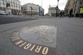 Imagen de archivo del kilómetro 0 de la Puerta del Sol, en Madrid, antes de la reforma.