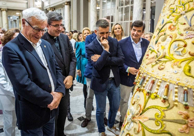 El alcalde de Valencia, Joan Ribó, junto al rector de la Basílica, Melchor Seguí.