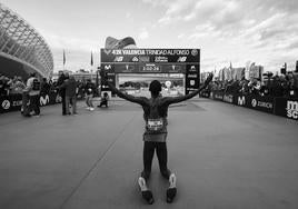 Kiptum, tras cruzar la meta del Maratón de Valencia.