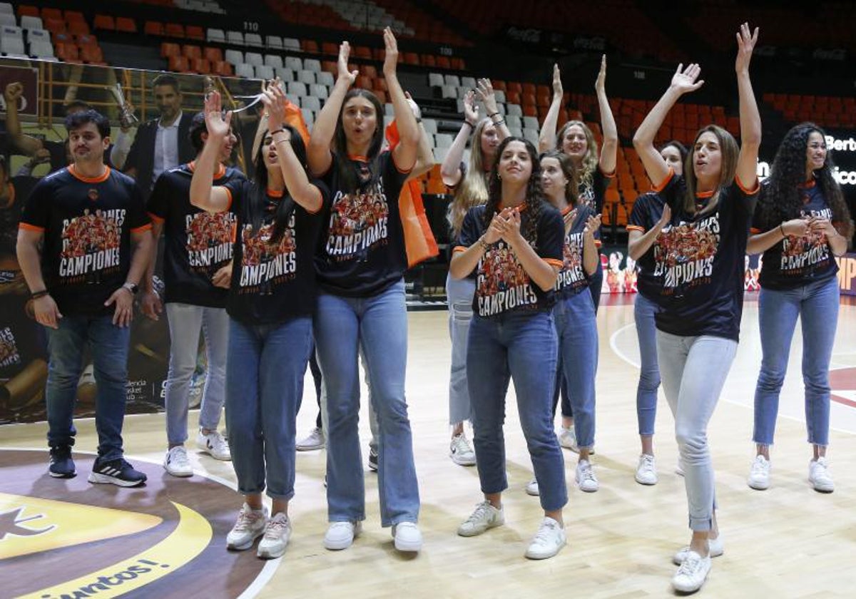 La plantilla del Valencia Basket tras la celebración del título de Liga en la Fonteta.