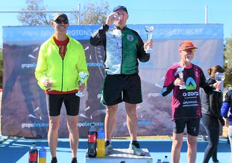 Manuel Serrano tras ganar una carrera.