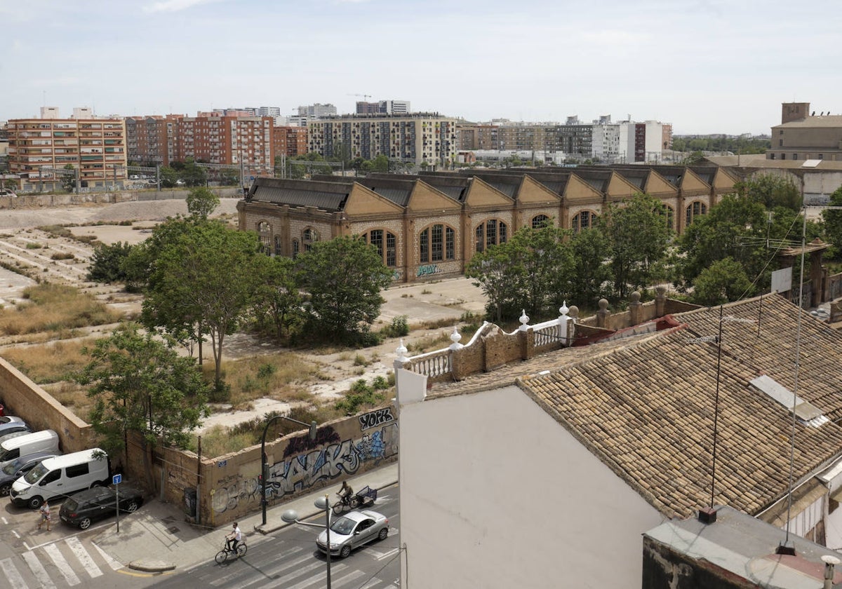 Nave de cuchillos en la calle San Vicente Mártir.