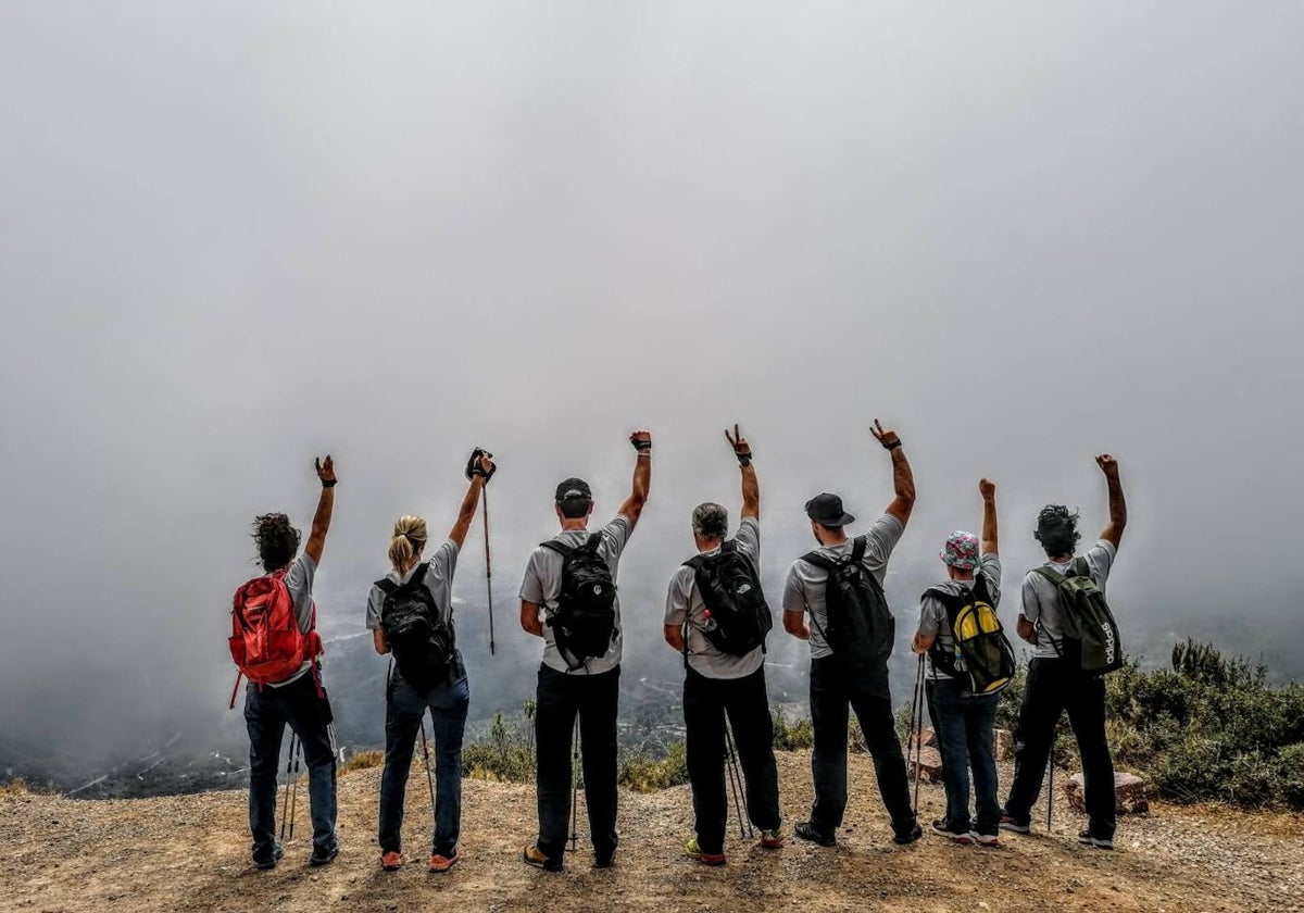 Gesto de triunfo de los participantes en la expedición tras alcanzar la cumbre del Penyagolosa.