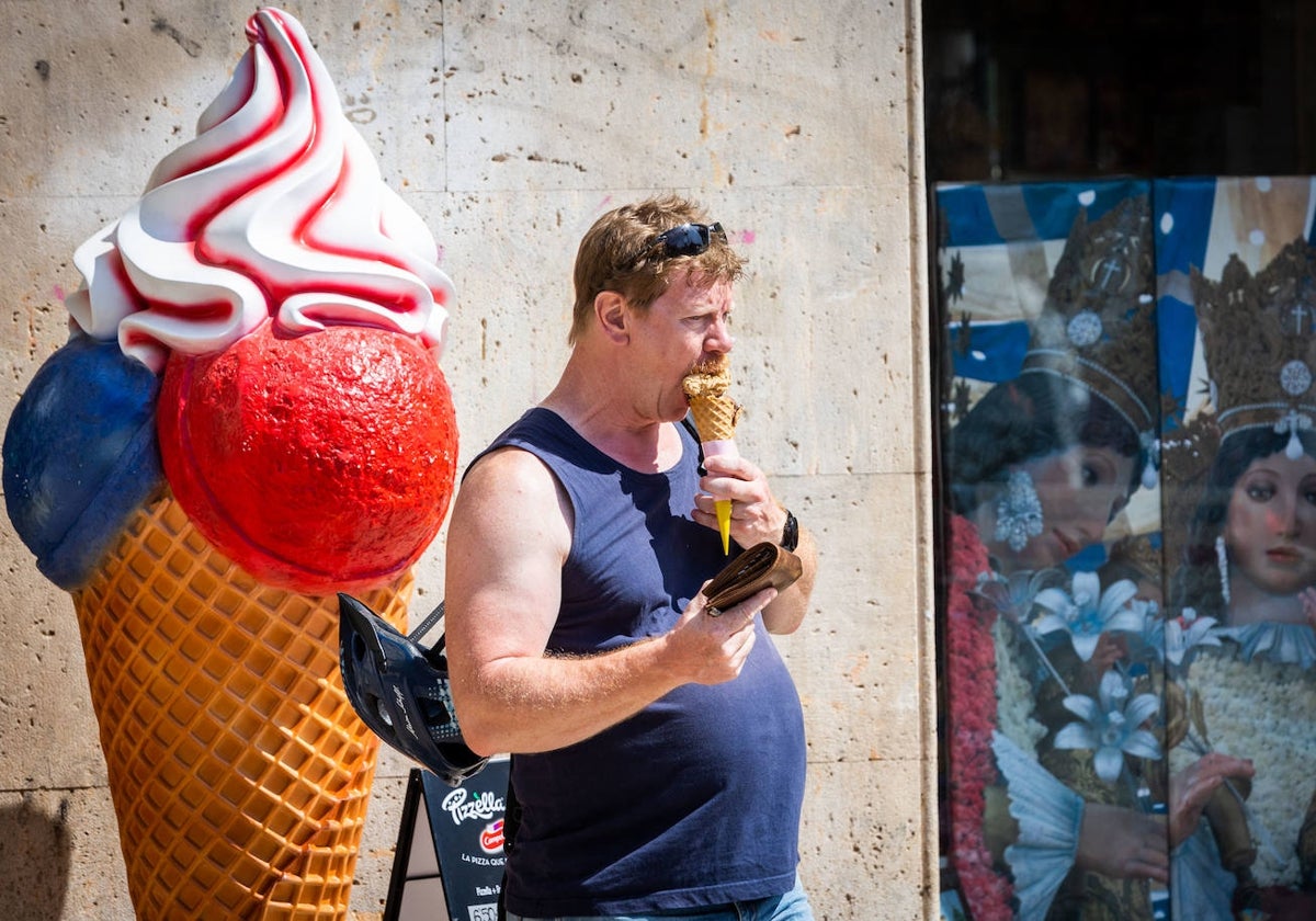 Un hombre se refresca en un día de calor en Valencia.