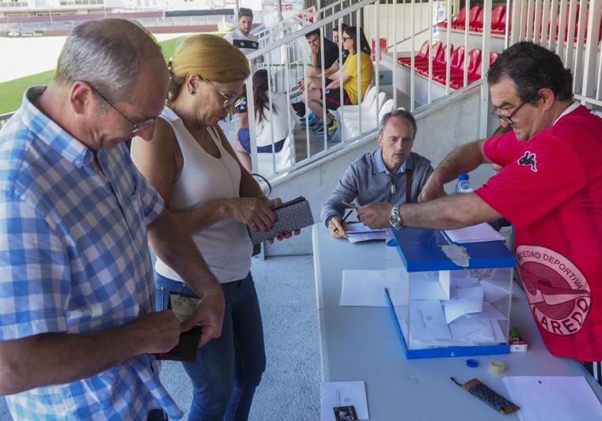 Elecciones (a presidente de equipo) en un campo de fútbol, en una imagen de archivo.