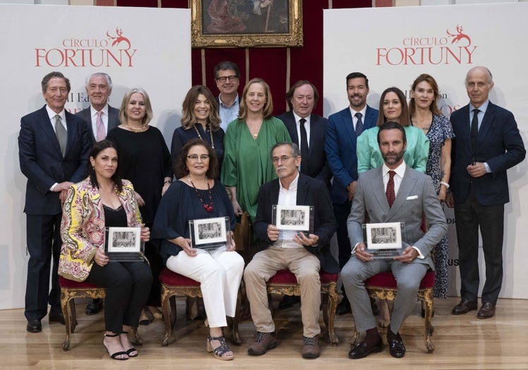 Foto de familia de los premiados (Paula Carbonell, sentada a la izquierda) y los representantes de la asociación.