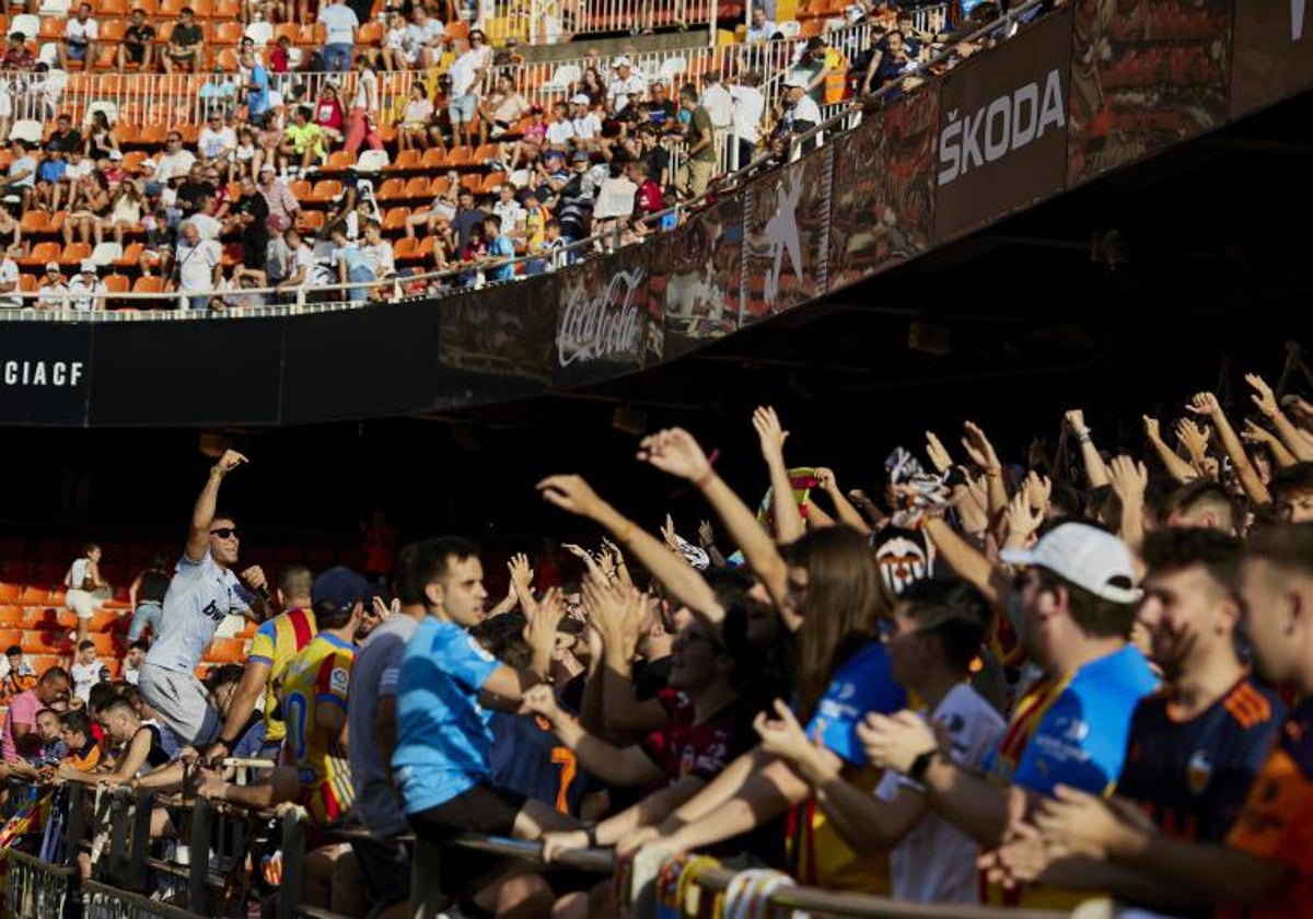 Grada de animación de Mestalla, por donde subían y bajaban al Patata en cada partido.