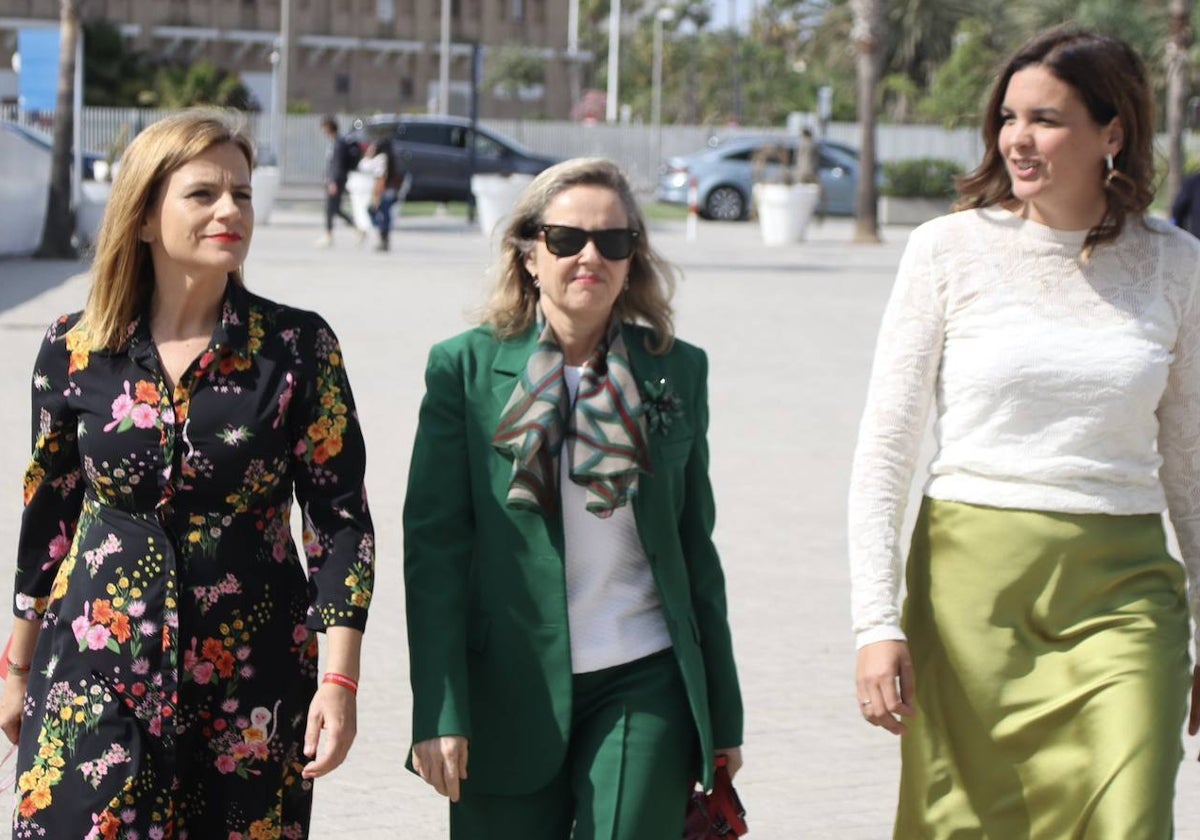 Pilar Bernabé, Nadia Calviño y Sandra Gómez en Valencia.