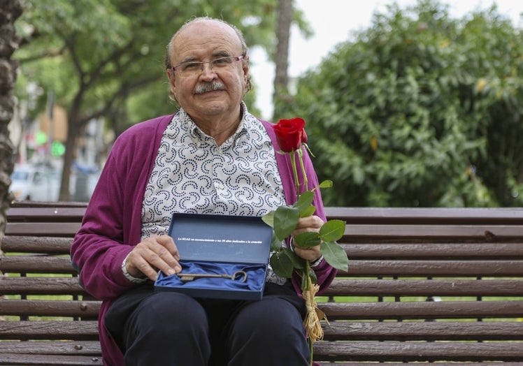 Rodolf Sirera muestra la llave que simboliza el homnaje de la SGAE.