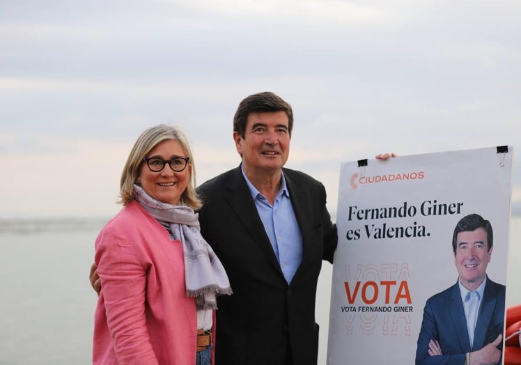 Peris y Giner, en la Albufera, con el cartel electoral del segundo.