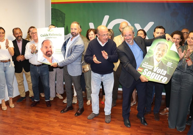 Badenas, Gil Lázaro y Flores, en el acto de inicio de campaña de Vox.