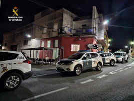 Operativo de la Guardia Civil en el bar de Ador.