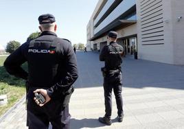 Agentes de Policía, junto a la Audiencia de Castellón, en una imagen de archivo.