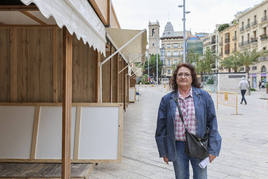 Silvia De Ambrosio, artesana que participa en el mercado de l'Escuraeta de Valencia.