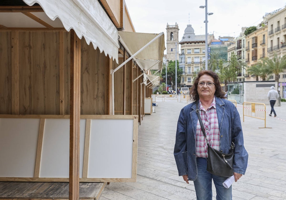 Silvia De Ambrosio, artesana que participa en el mercado de l'Escuraeta de Valencia.