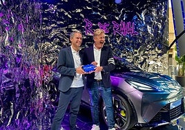 Javier Rivera y Wayne Griffiths junto al coche y una de las futuras baterías.