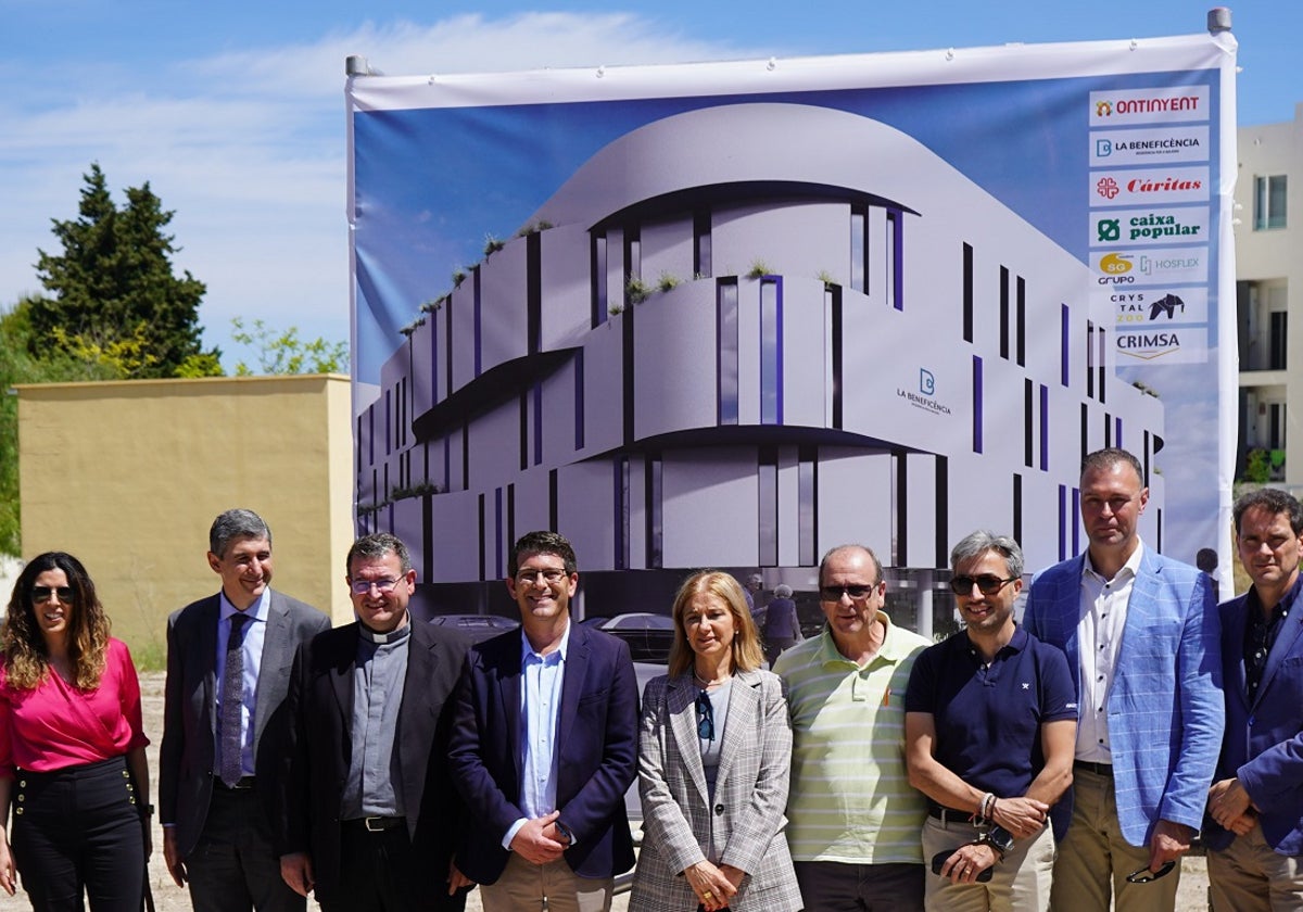 Miembros de la Fundación y promotores, en el inicio de las obras de la residencia.