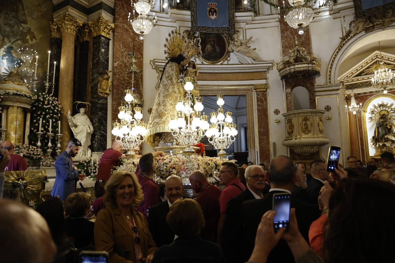 Salida extraordinaria de la talla original de la Virgen de los Desamparados