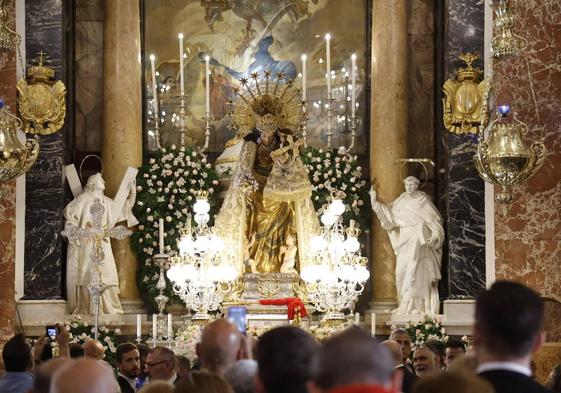 Talla original de la Virgen de los Desamparados, en la Basílica.