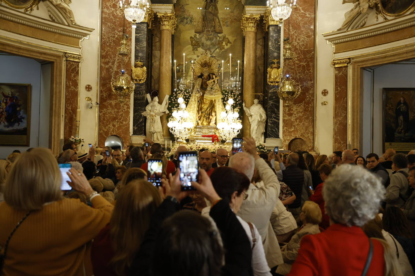 Salida extraordinaria de la talla original de la Virgen de los Desamparados