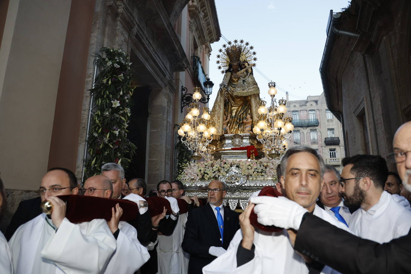 Salida extraordinaria de la talla original de la Virgen de los Desamparados