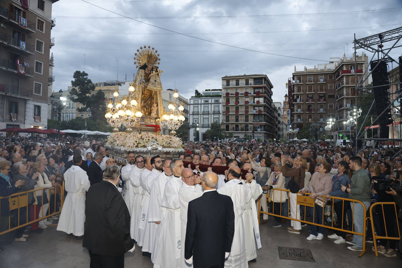 Salida extraordinaria de la talla original de la Virgen de los Desamparados