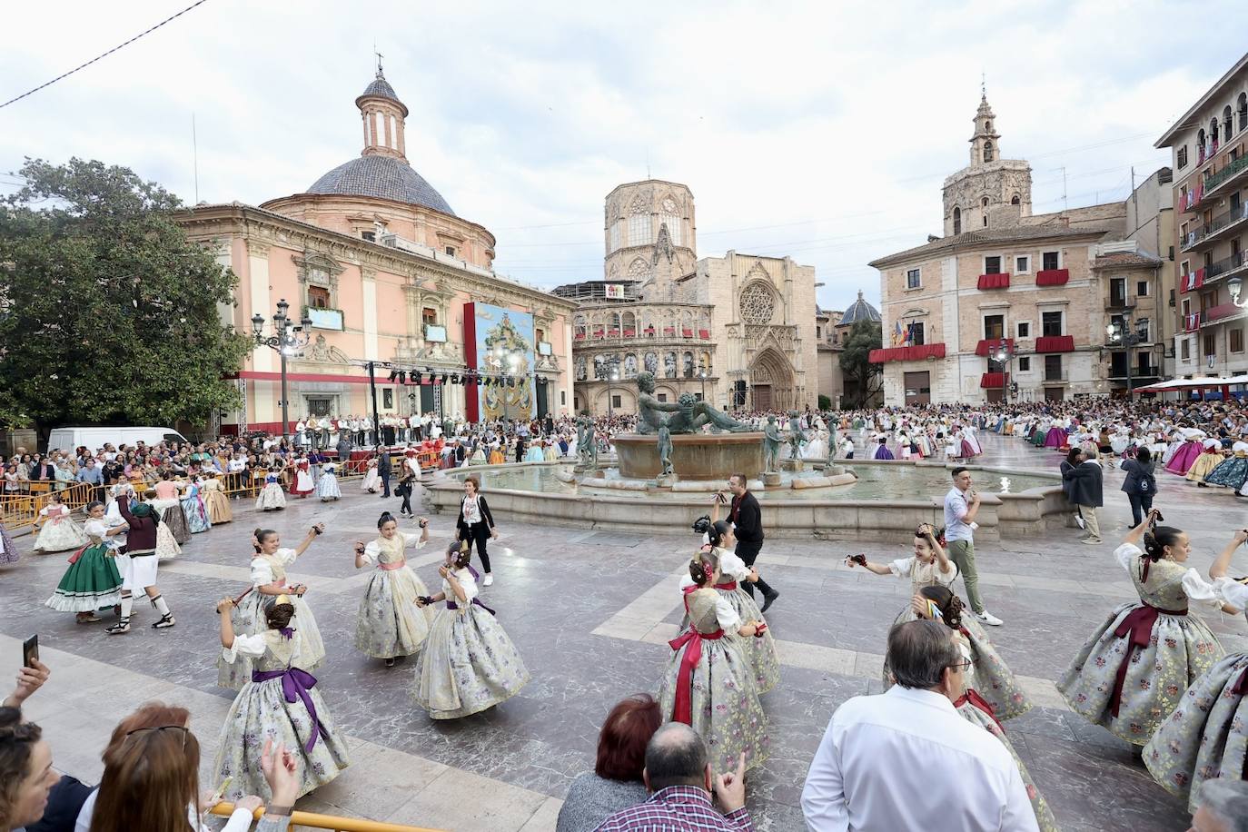 Dansà infantil a la Virgen de los Desamparados