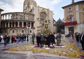 El piquete militar, junto a la imagen de la Virgen el pasado año.