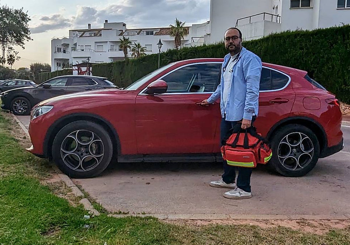 El doctor Javier Sanz, junto a su coche con el que tantos kilómetros hace al día.