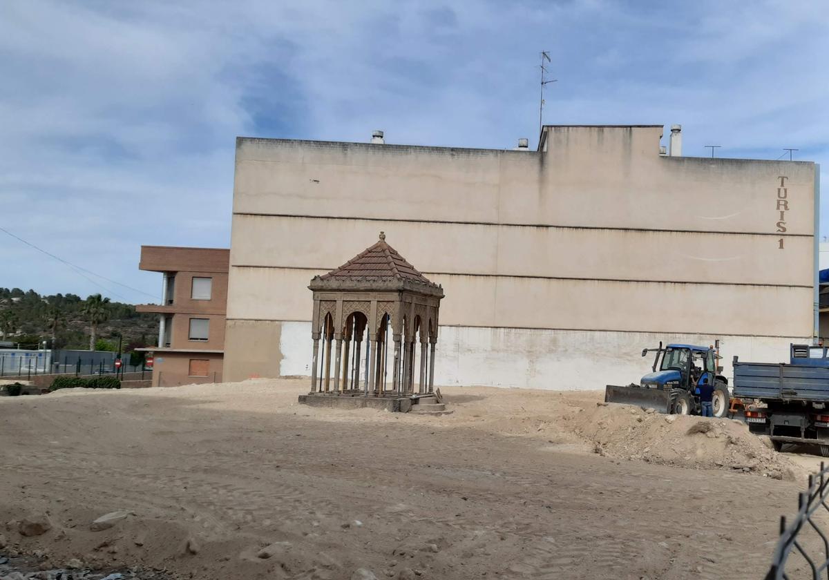 Cenador en el solar del aparcamiento.