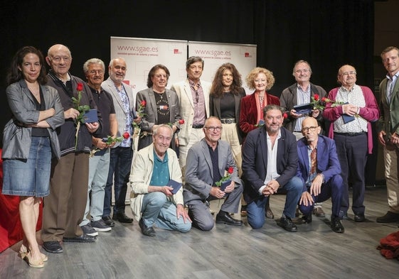 Los creadores homenajeados junto a los representantes de la SGAE.