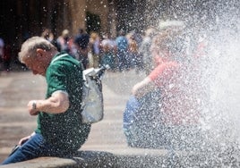 Unos turistas descansan y se refrescan.