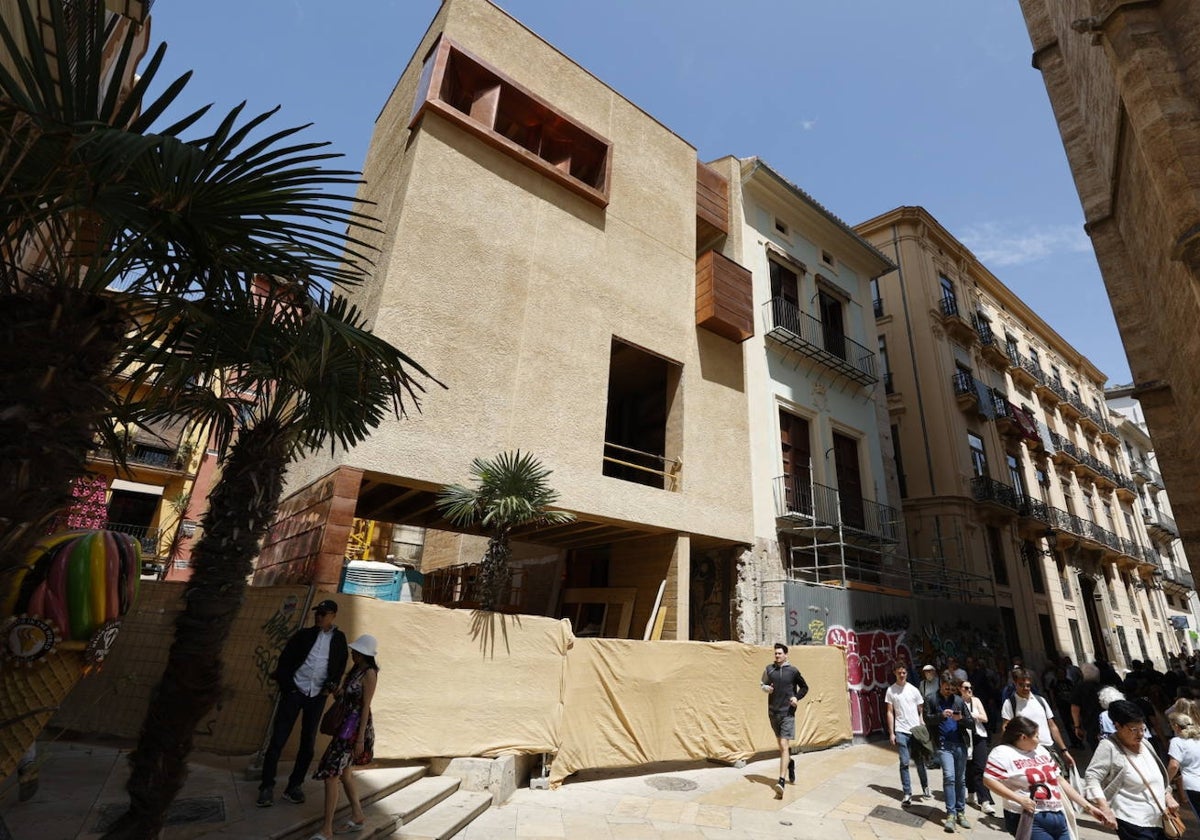 Fachada de la Casa del Relojero y el nuevo edificio adjunto, junto al Miguelete.