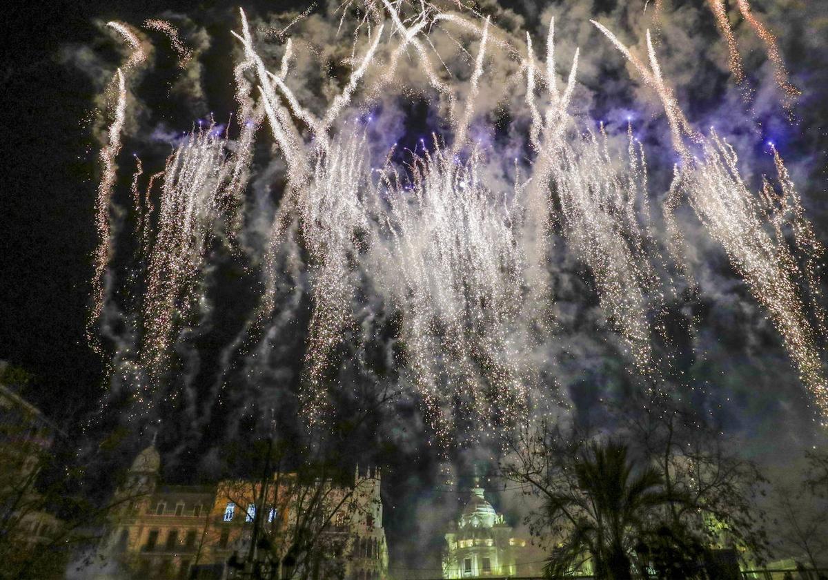 Mascletà nocturna en la Plaza del Ayuntamiento de Valencia.