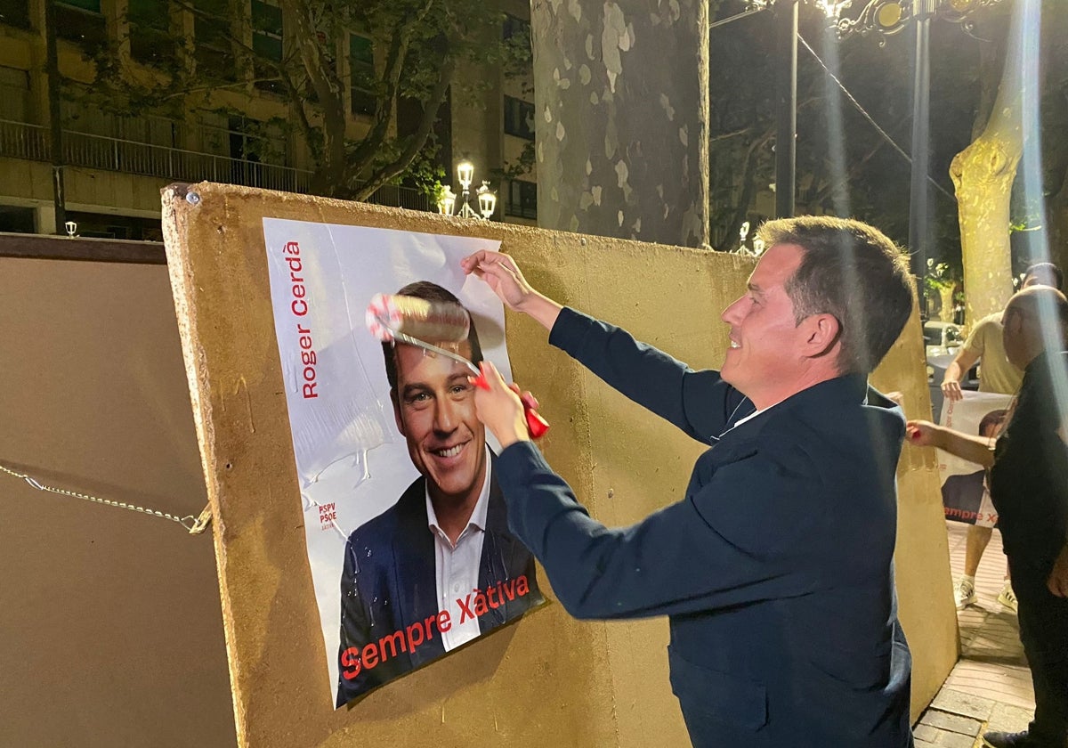 El candidato socialista a la alcaldía de Xàtiva, durante la pega de carteles.