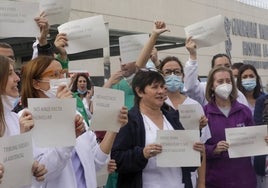 Protesta de profesionales sanitarios por la complejidad del examen de Enfermería.