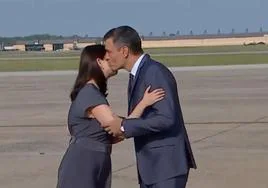 Pedro Sánchez besa a Carmen Montón a su llegada a Estados Unidos.
