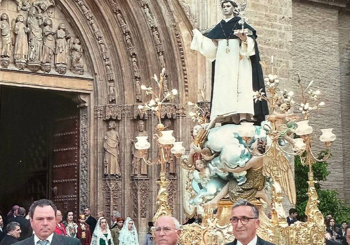 Salida de la imagen de San Vicente de la Catedral, en la procesión de la Virgen de anteriores ediciones.