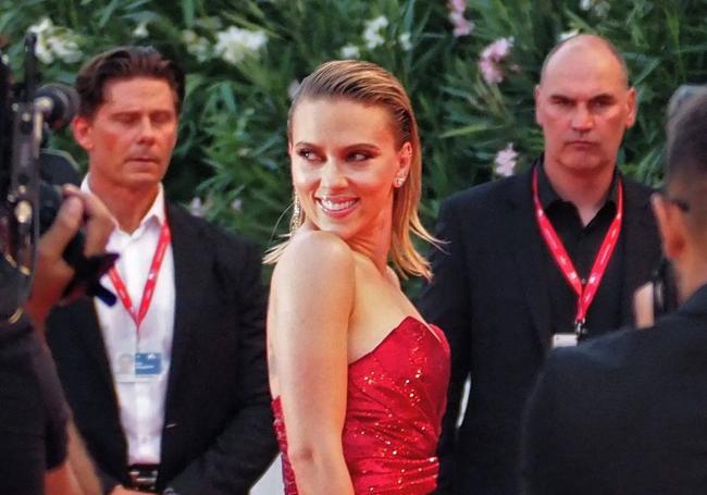 Scarlett Johansson, con un look efecto 'wet'.