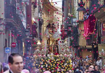 Todas las paradas de la Virgen de los Desamparados en su procesión al Puente Real