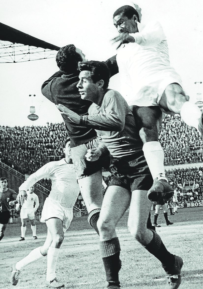 Imagen secundaria 1 - La Delantera Eléctrica, Waldo rematando y Villa celebra un gol con Albelda.