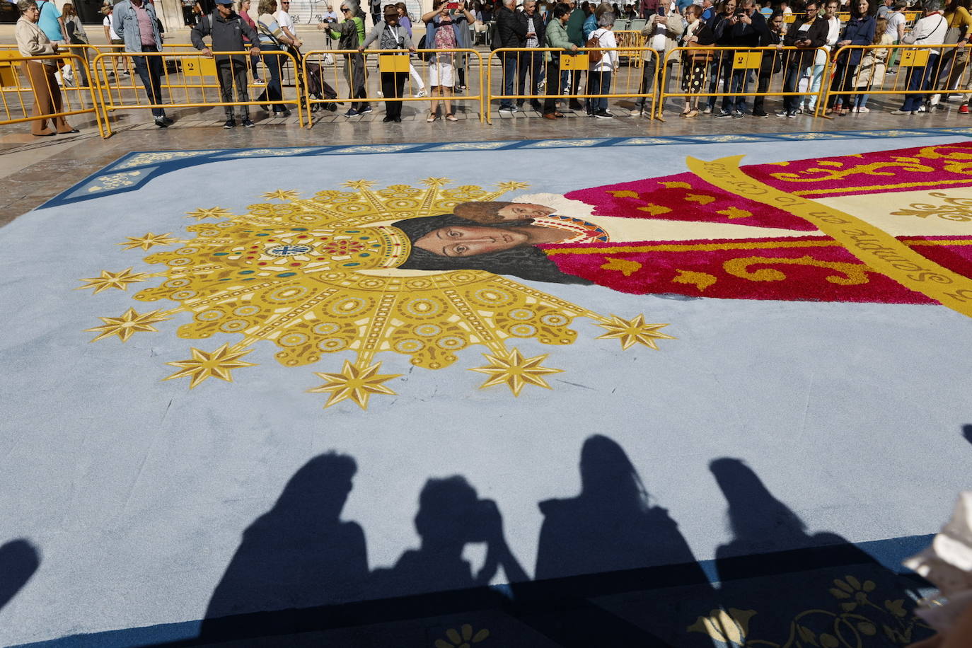 Así es la gran alfombra con la imagen de la Virgen de los Desamparados