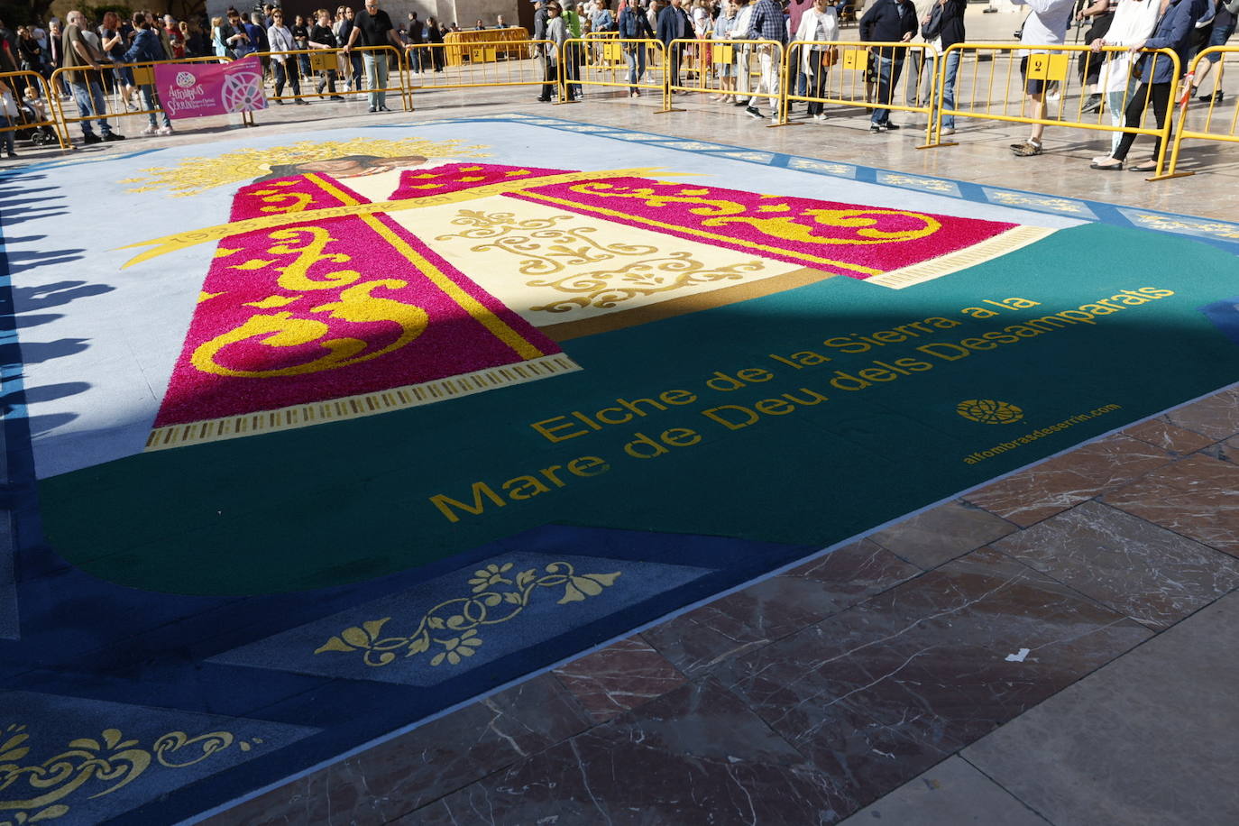 Así es la gran alfombra con la imagen de la Virgen de los Desamparados