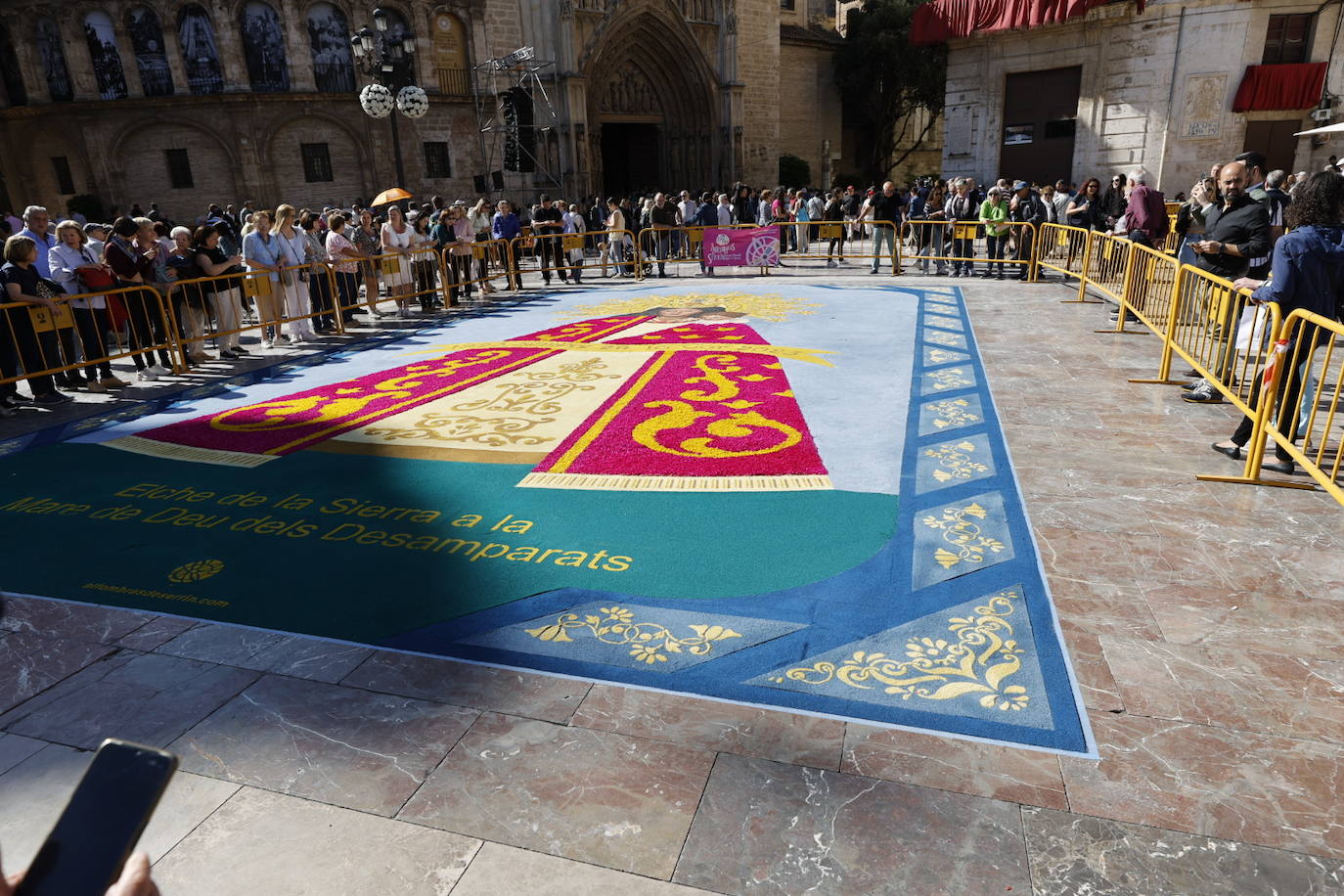 Así es la gran alfombra con la imagen de la Virgen de los Desamparados